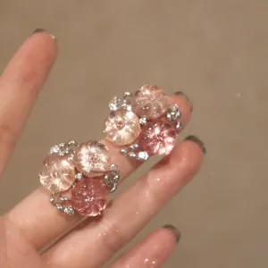 Douces Boucles d'Oreilles Clous en Grappe de Fleurs Roses Avec Tige en Argent Bijoux Floraux en Alliage Strass Faits à la Main pour Femme Décor Quotidien