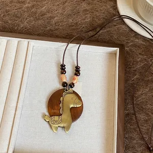 Collier pendentif poney en bronze vintage avec perles en bois et cordon marron chic