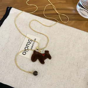 Vue détaillée du collier élégant en chaîne serpent dorée avec pendentif poney brun