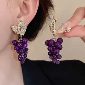 Orecchini a foglia color oro vintage con grappoli d'uva viola e strass scintillanti