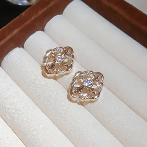 Eleganti orecchini a lobo a croce di diamante con zirconi in scatola per gioielli.