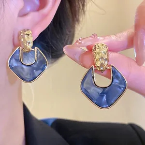 Orecchini a pendente vintage in oro martellato e resina marmorizzata blu scuro per donna