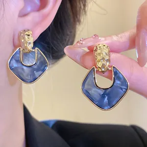 Eleganti orecchini placcati oro con pendenti geometrici in resina blu effetto marmo