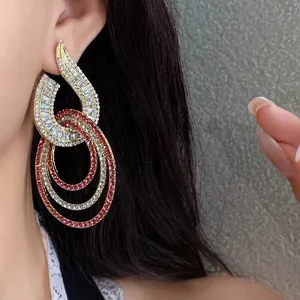 Elegante Ohrhänger mit silberner Nadel sowie rosa und klaren Kristallen am Model getragen
