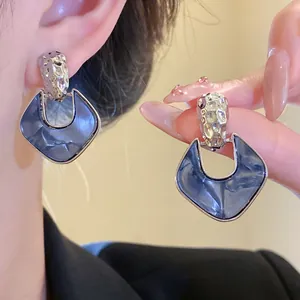 Dettaglio degli orecchini vintage in argento martellato con pendente in marmo blu