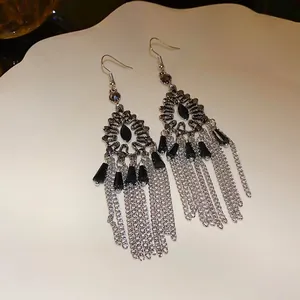 Orecchini pendenti etnici color argento con strass neri e nappe geometriche eleganti