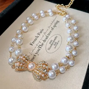 Elegante collana di perle a doppio strato con ciondolo a fiocco di cristallo scintillante