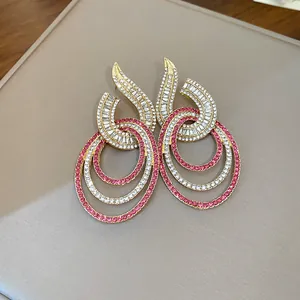Nahaufnahme luxuriöser glitzernder Strass-Ohrringe mit mehrlagigem runden Design