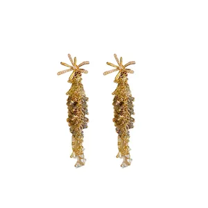 Vintage Ohrringe mit Zirkonia-Blumen und bunten Kristallquasten auf weißem Grund.