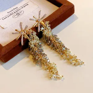 Detailansicht eleganter Vintage-Ohrringe mit Zirkon-Blumen und funkelnden Kristall-Quasten