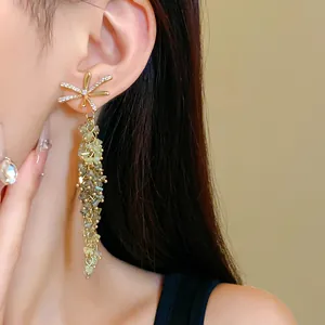 Elegante goldene Blumenohrringe im koreanischen Stil mit langen grünen Kristallquasten