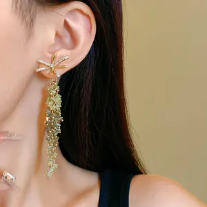 Detailansicht der Vintage-Kristallquasten-Ohrringe mit Zirkonia-Blumenstecker