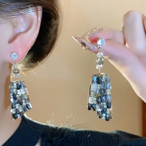 Elegante Ohrringe aus Silbernadeln mit unregelmäßigen Glassteinen und funkelnden Diamanten