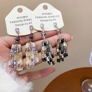 Detailansicht unregelmäßiger quadratischer Glasohrringe mit Silberstift und Strasssteinen