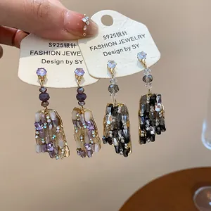 Nahaufnahme von unregelmäßigen Kristall-Ohrhängern mit Nadeln aus S925 Sterlingsilber
