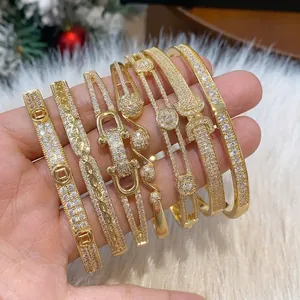 Bracelet Jonc Style Cour Vintage Français Plaqué Or 18k pour Femmes Luxe Fleur de Zirconia Incrustée Bijoux de Main en Cuivre