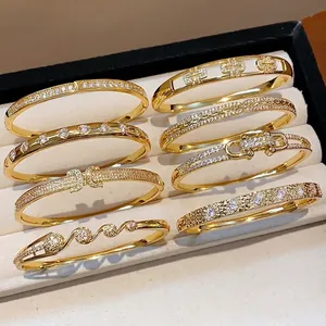 Collection de joncs vintage dorés 18 carats avec pierres en zircone cubique étincelantes