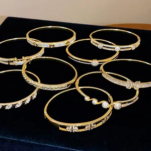 Élégante collection de bracelets plaqués or 18 carats avec motifs floraux et zircons