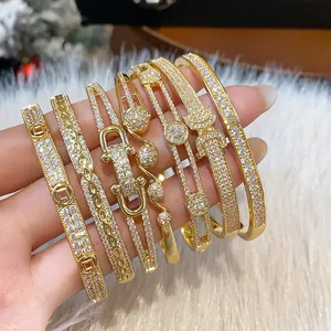 Vue détaillée de six bracelets joncs en zircon plaqués or 18 carats aux motifs variés