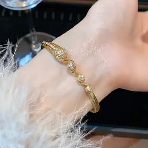 Détail d'un bracelet en zircon plaqué or 18 carats de style vintage français