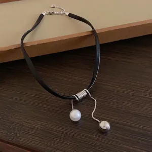 Choker en cuir noir minimaliste avec pendentifs perle et boule argentée