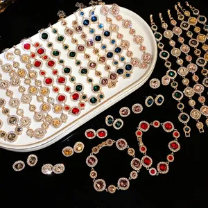 Elegante set di gioielli e orecchini in argento con cristalli dai vari colori