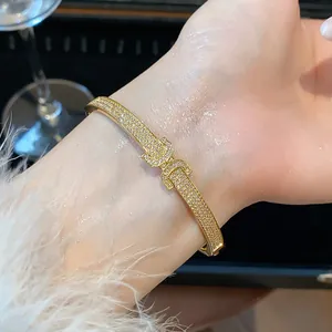 Gros plan d'un jonc plaqué or 18 carats avec oxydes de zirconium et boucle style vintage
