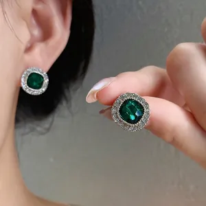 Eleganti orecchini in argento con cristallo verde smeraldo e halo di diamanti