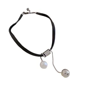 Choker en cuir noir minimaliste avec pendentif perle et perle argentée style décontracté.
