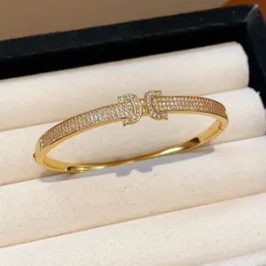 Détail d'un jonc plaqué or 18k avec zircons pavés et fermoir de style palais vintage