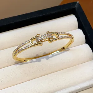 Détail d'un bracelet en plaqué or 18 carats avec zircons style rétro