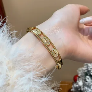 Gros plan détaillé d'un bracelet jonc plaqué or 18 carats avec des motifs de fleurs en zircon