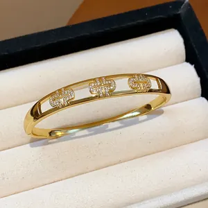 Détail d'un bracelet de luxe plaqué or 18k vintage avec de superbes motifs pavés de zircons.