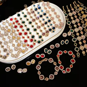 Dettaglio di set di gioielli in cristallo colorato con bracciali e orecchini.