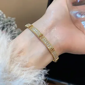 Détail élégant d'un bracelet en zircon plaqué or 18k de style vintage français au poignet