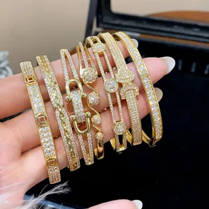 Gros plan sur des bracelets de luxe plaqués or 18k avec zircons et motifs vintage