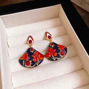 Orecchini vintage a forma di ventaglio con foglia d'acero e perle rosse in portagioie