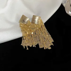 Élégantes boucles d'oreilles dorées à longs glands avec clous en losange et paillettes