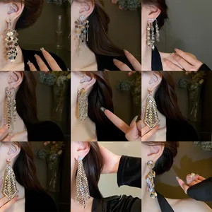 9 styles de boucles d'oreilles à pompons longs avec paillettes et aiguilles en argent.