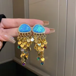 Boucles d'oreilles pendantes avec opale bleue et longs glands de paillettes dorées