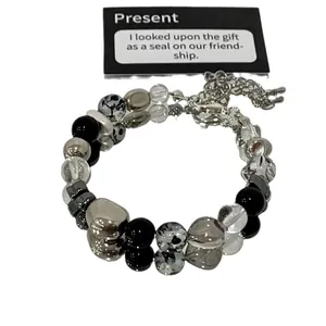 Elegante bracciale fatto a mano con perle occhio di gatto e ciondoli metallici argento