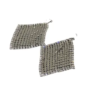 Boucles d'oreilles à paillettes argentées en forme de losange avec bord en cristal