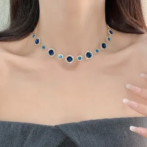 Primo piano di un'elegante collana di cristalli blu con incastonatura pavé su un modello