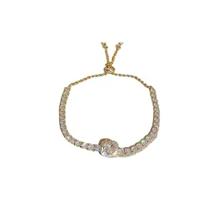 Bracelet tennis élégant en zircone plaqué or avec fermoir coulissant réglable pour femme.