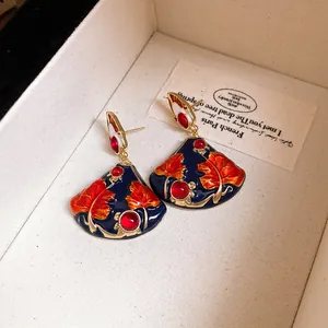 Dettaglio orecchini vintage a forma di ventaglio con motivo a foglia d'acero