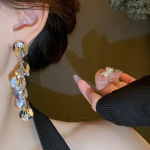 Gros plan de boucles d'oreilles pendantes élégantes avec sequins et cristaux brillants