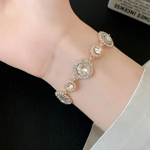 Primo piano di un elegante bracciale dorato con grappoli di cristalli scintillanti