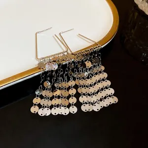 Boucles d'oreilles pendantes géométriques argentées avec sequins métalliques ronds