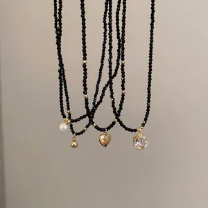 Colliers minimalistes en perles de cristal noir avec pendentifs cœur et perle dorés