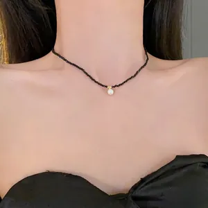 Ras de cou en perles de cristal noir minimaliste avec élégant pendentif perle.